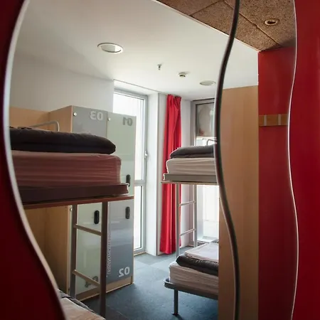 بيت شباب أورباني هوستال برشلونة