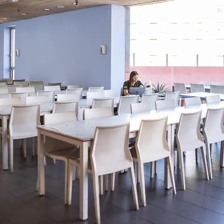 بيت شباب أورباني هوستال برشلونة